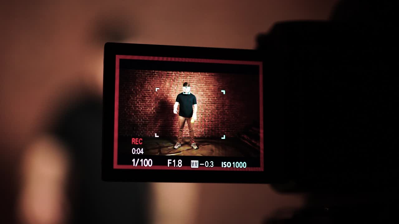 configuración de grabación de la pantalla de la cámara mientras el hombre lanza y atrapa la pelota de tenis