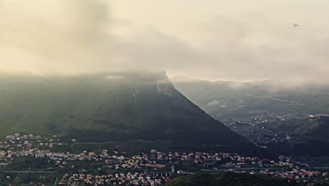 Stürmische,-Neblige-Wolkenlandschaft-Im-Zeitraffer-über-Palermo,-Sizilien