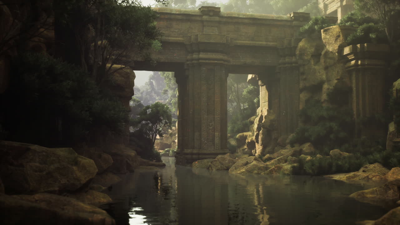Puente histórico cubierto de musgo reflejado en agua tranquila entre árboles neblinosos.