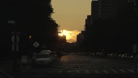 Puesta-De-Sol-Sobre-Una-Calle-De-Nueva-York