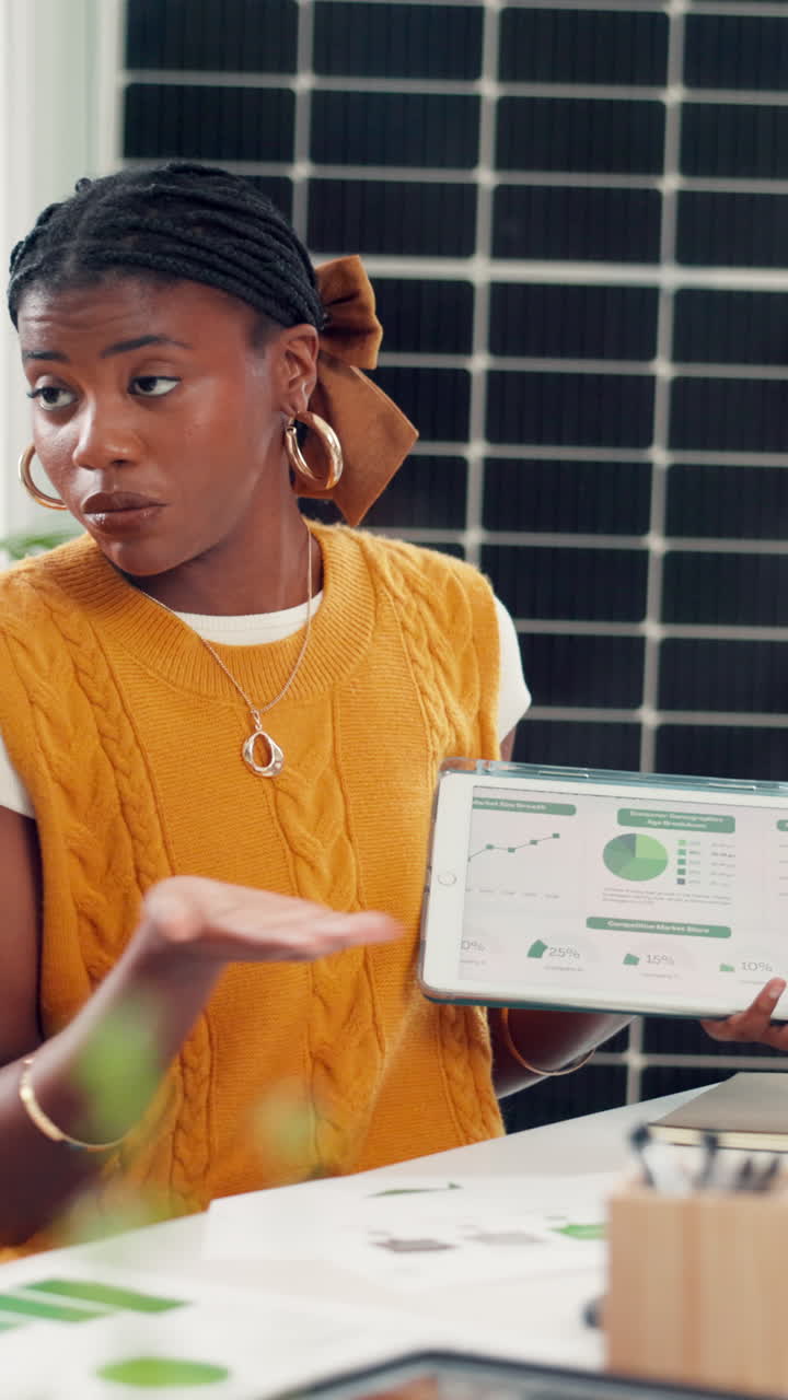 Donna di colore che presenta dati aziendali su tablet con sfondo solare