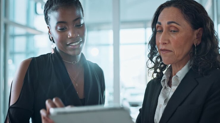 Due donne d'affari in una riunione