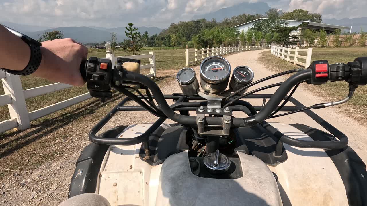 야외 atv 모험의 1인칭 시각