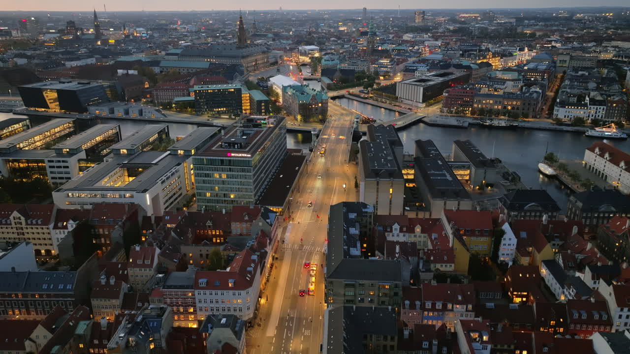 Vista aerea notturna del municipio di Copenaghen, in Danimarca, con un drone