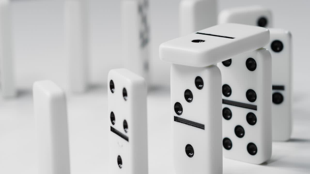 떨어지는 높은 각도 샷 도미노