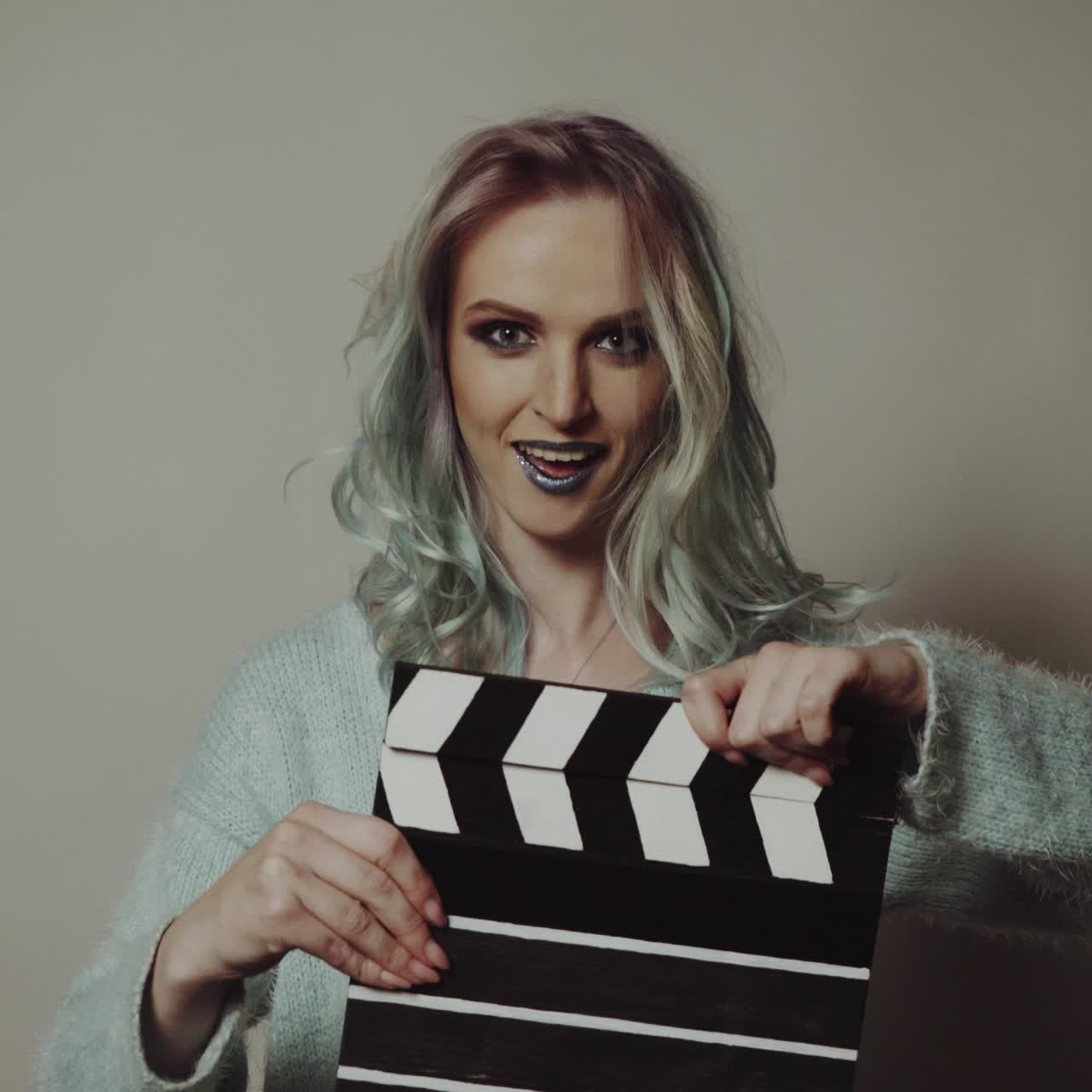 una chica hermosa con cabello de color.