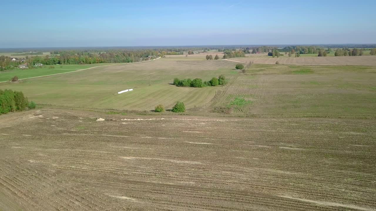fotografía aérea descendente de campos cosechados en el campo de letonia