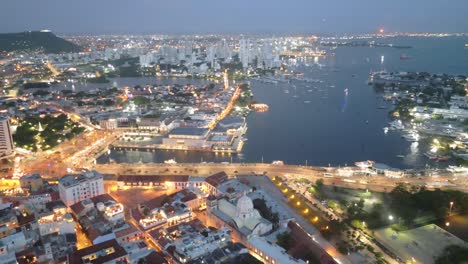 Drone-Panorámico-Aéreo-Sobre-Cartagena-Colombia-Por-La-Noche-Vibrante-Ciudad-Moderna-En-América-Latina,-Viajes-Y-Turismo