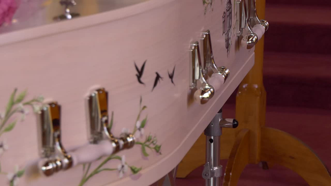 colpo del primo piano di un cofanetto funebre in un carro funebre o cappella o sepoltura al cimitero