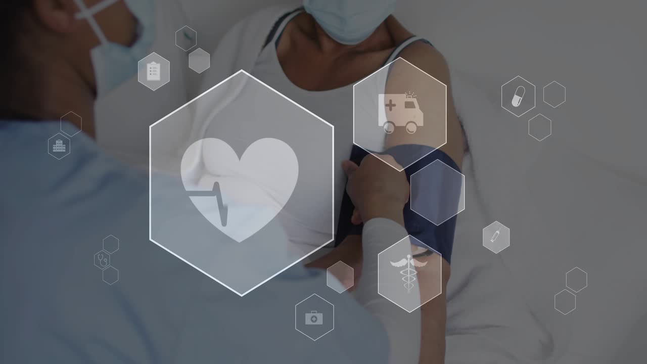 Enfermera trayendo un tensiómetro, asegurando el brazo del paciente, preparándose para leer mientras hexágonos de salud resaltan el corazón.