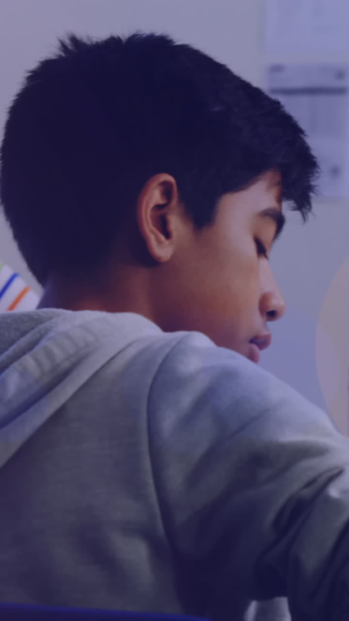 animación de la vista de atrás de diversos estudiantes escribiendo exámenes en la escuela