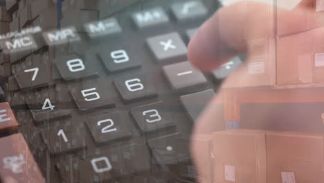 animación de una persona que usa una calculadora con pilas de cajas en un almacén