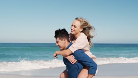 pareja enamorada disfrutando del tiempo libre en la playa juntos