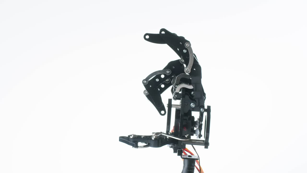 la mano del robot recogiendo una manzana