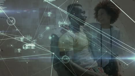 animación del procesamiento de datos sobre una pareja afroamericana