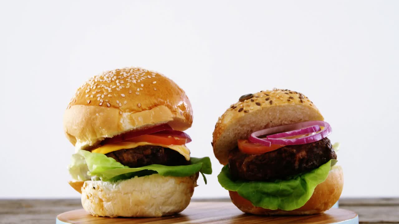 dos hamburguesas en la tabla de cortar