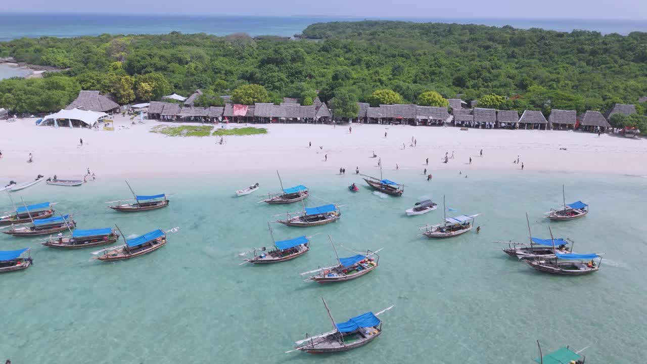 barcos en la playa de arena blanca de la isla de kwale, destino turístico de zanzíbar