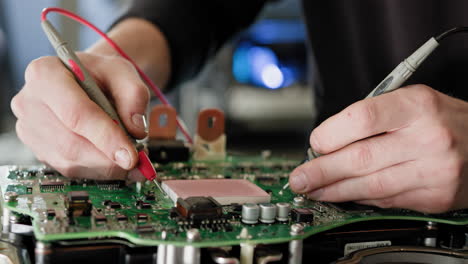 técnico que realiza reparaciones electrónicas en una placa de circuitos