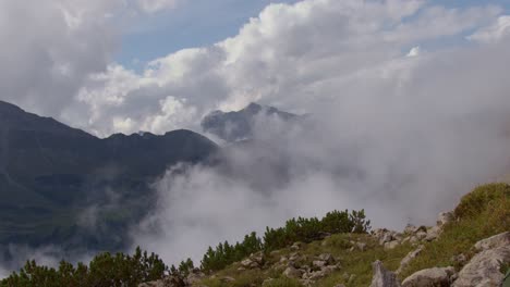 Zeitraffer-Von-Nebel,-Der-Sich-Durch-Die-Berge-In-Einem-Tal-Bewegt