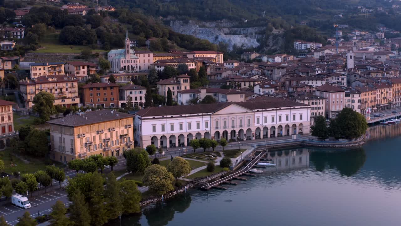 vista de drones del lago iseo al amanecer, a la izquierda la ciudad de lovere que corre a lo largo del lago, bergamo italia