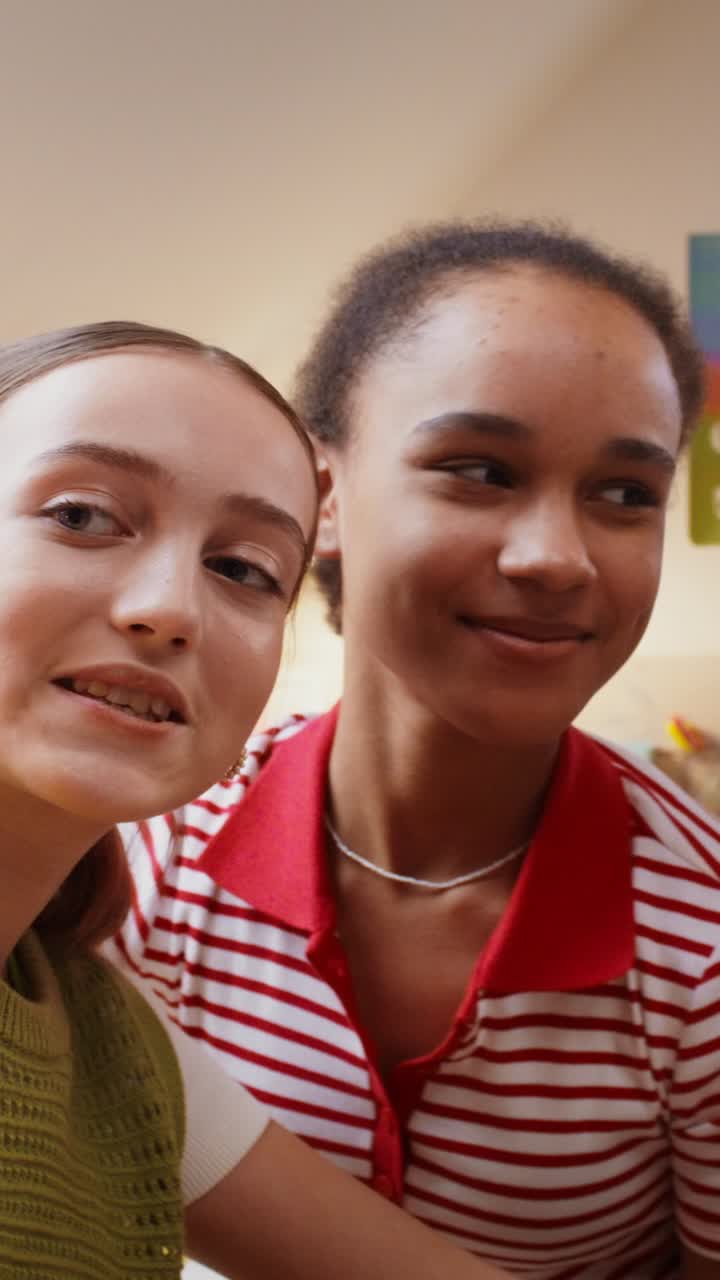 chicas adolescentes tomando una selfie