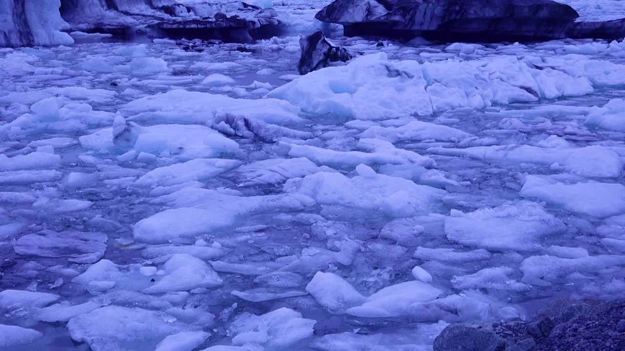 inclínate hacia los icebergs sentados en una bahía glacial que sugiere el calentamiento global en el ártico en la laguna glaciar jokulsarlon islandia noche