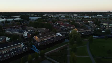 Jib-Up-De-Un-Hermoso-Y-Verde-Barrio-Suburbano-Al-Atardecer