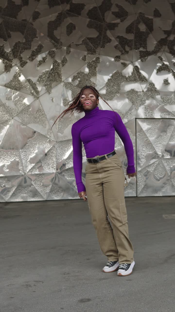 mujer bailando en un entorno urbano