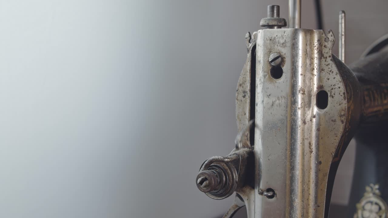 antigua máquina de coser singer levantador de barra móvil de cerca