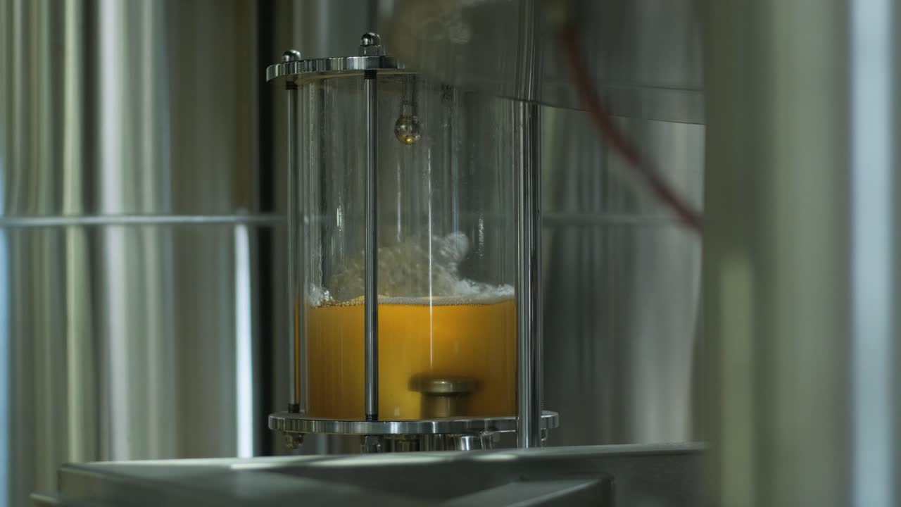 cervecería artesanal moderna. producción de cerveza artesanal. equipo moderno en la cervecería