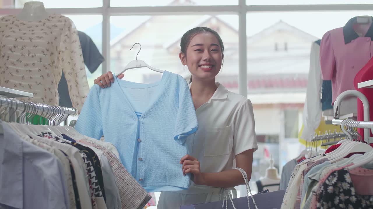 부티크 에서 옷 을 구입 하는 여자