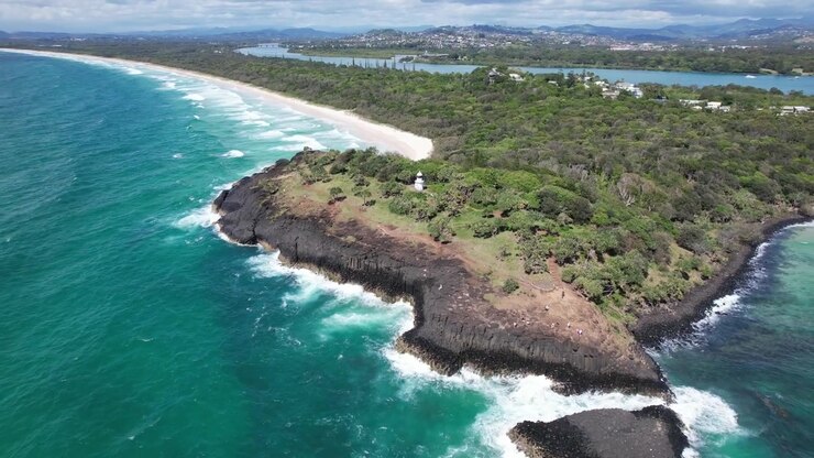 Faro di Fingal Head nel Nuovo Galles del Sud, Australia - Ripresa aerea in allontanamento