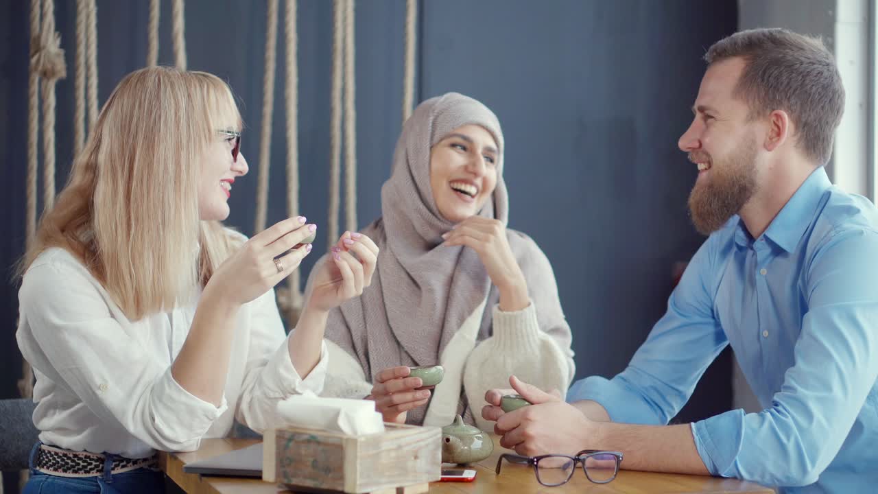 amigos disfrutando del té en la cafetería