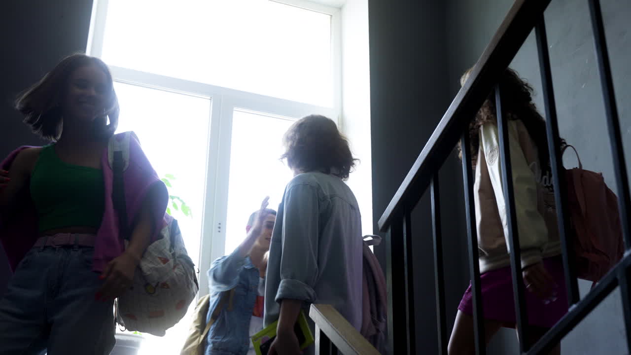 아래층으로 내려가는 소녀들