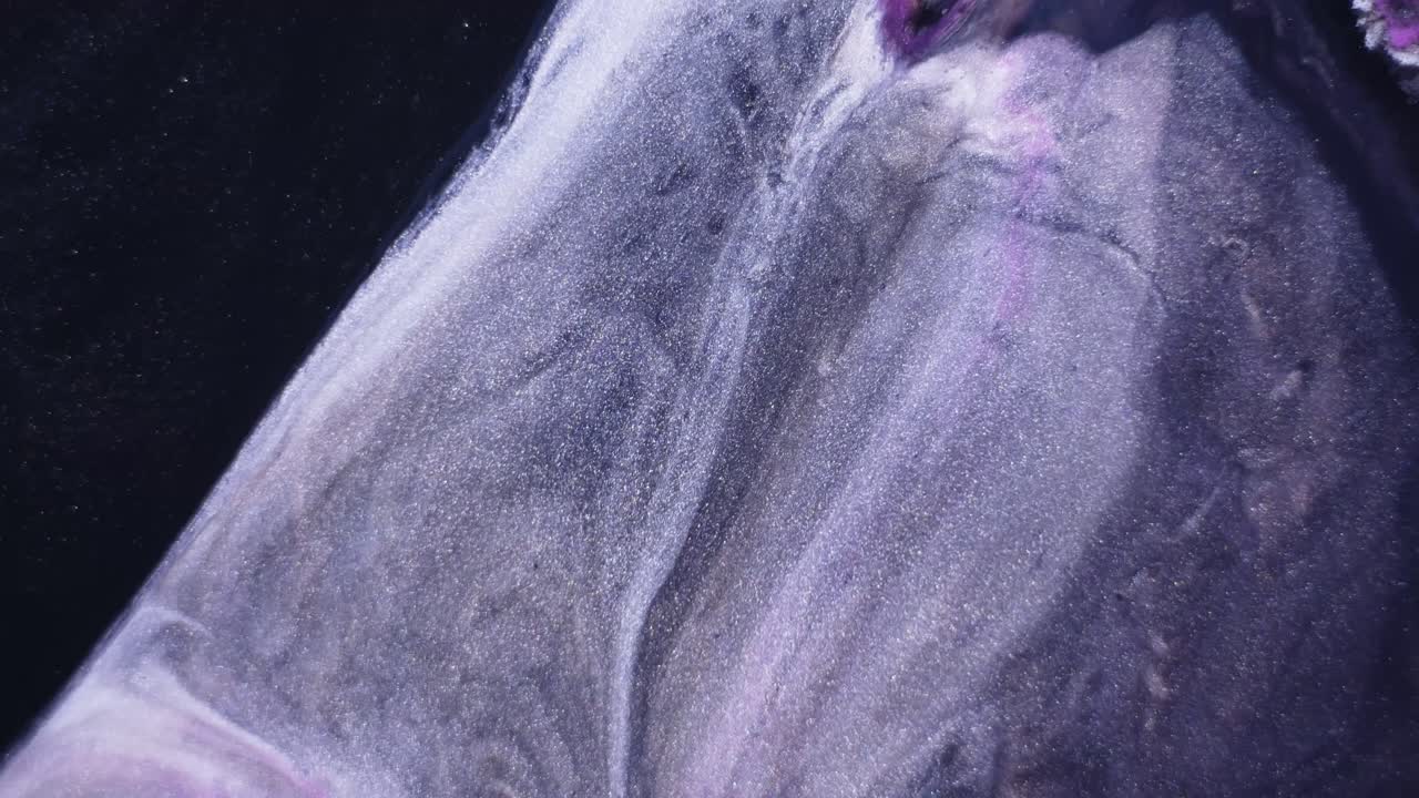 arte líquido abstracto con tonos púrpura y plateado