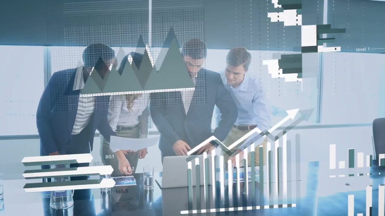 Equipe de negócios inclinada sobre uma mesa, usando um laptop e apontando para papéis, com barras holográficas e gráficos de linha em movimento.