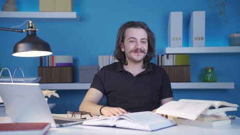 estudiante universitario feliz y enérgico.