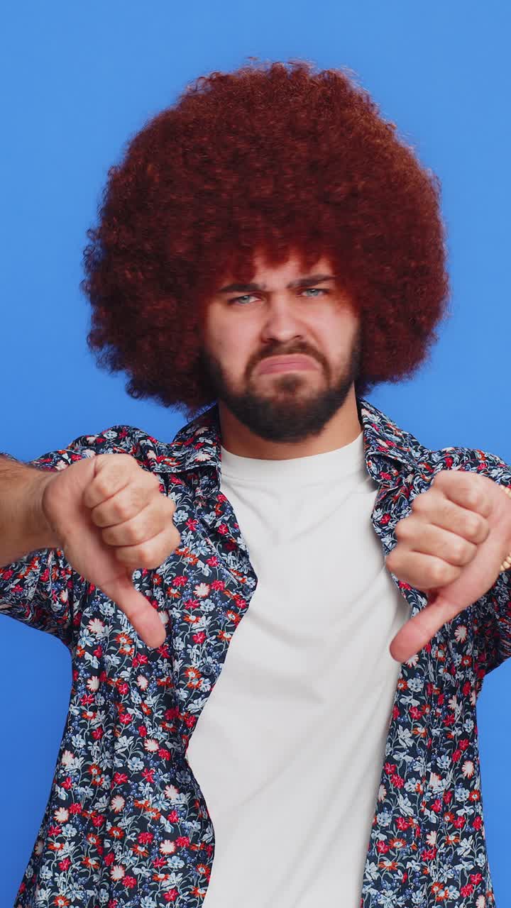 hombre molesto tipo que muestra los pulgares hacia abajo gesto de desaprobación insatisfecho disgusto retroalimentación negativa