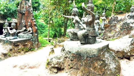 anfiteatro de deidades estatuas en el jardín mágico de buda o el jardín secreto de buda