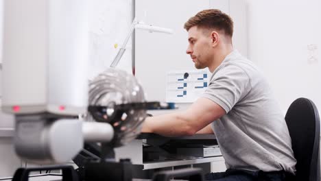 ingeniero masculino utiliza la máquina de medición de coordenadas cmm en la fábrica