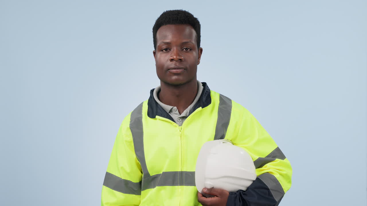 feliz, sonrisa y cara de trabajador de la construcción