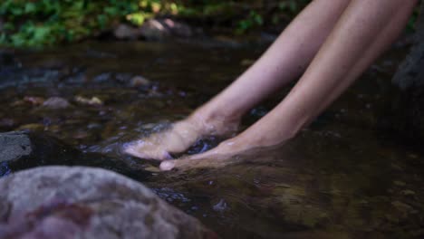 Füße-Eingetaucht-In-Das-Klare-Wasser-Eines-Bergbachs---Hochwinkelaufnahme