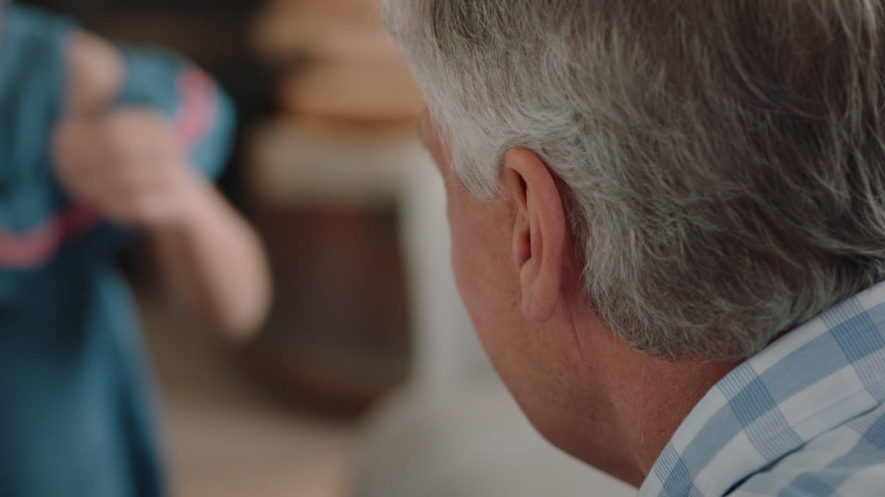 abuelo abrazando a la nieta niña feliz niña pequeña abrazando al abuelo disfrutando del abrazo afectuoso del niño compartiendo amor sosteniendo suavemente a los abuelos en casa