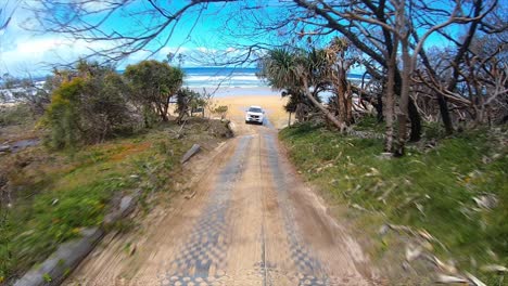 punto de vista de conducción mirando hacia atrás desde una pista interior, desde una playa de queensland bajo un cielo azul con otros camiones 4x4: ideal para el reemplazo de la pantalla verde de la escena interior del automóvil