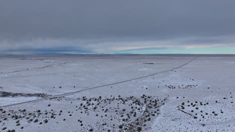super amplia toma de drone de una carretera nevada en el suroeste