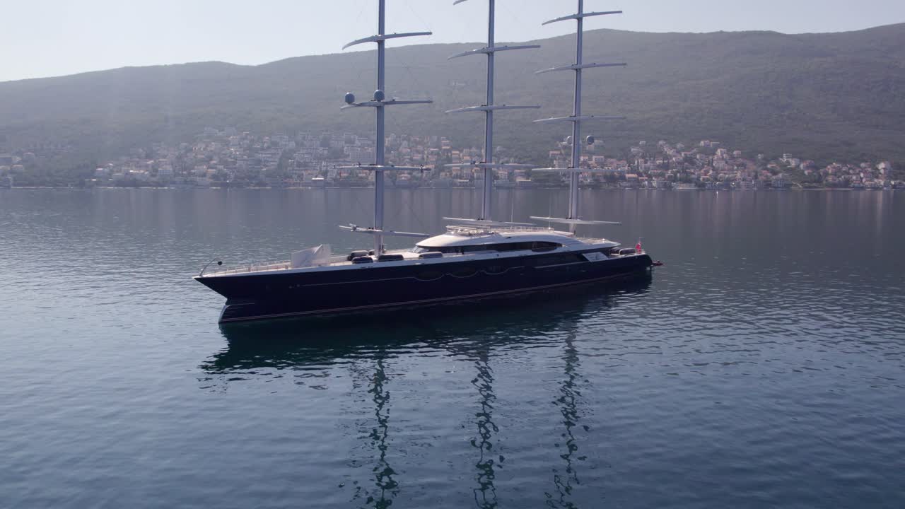 Vista aerea del mega yacht Black Pearl nella scenografica Baia di Cattaro, Montenegro