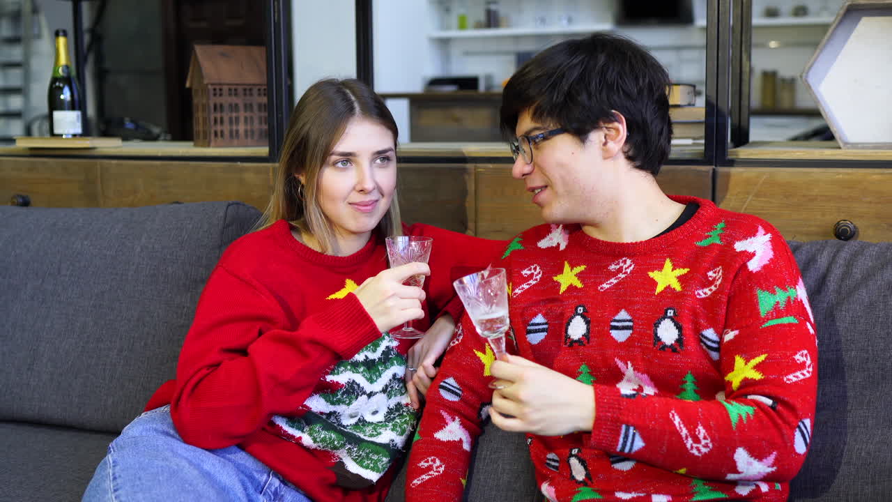 크리스마스 나 새해 를 축하 하는 부부