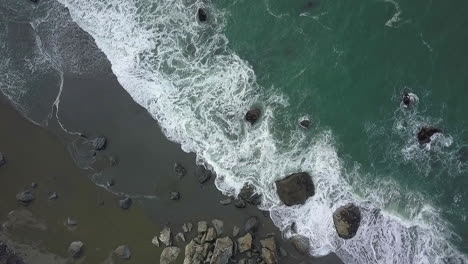 Vista-Aérea-De-Drones-Mirando-Hacia-Abajo-En-La-Playa-Del-Noroeste-Del-Pacífico-Y-Olas-Con-Rocas