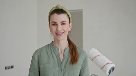 una mujer pintando una habitación.