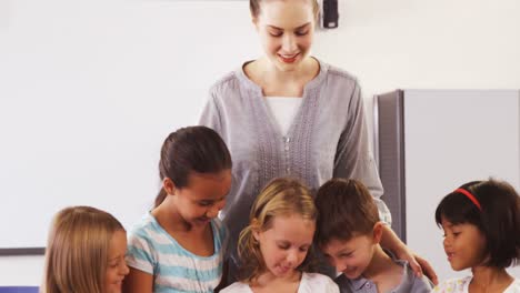 Profesor-Y-Niños-Mirando-La-Tableta